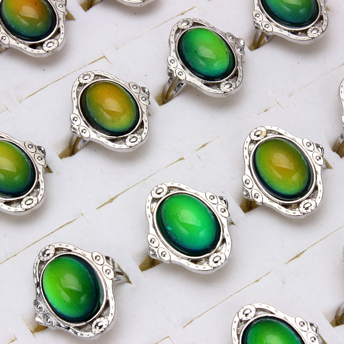 Vintage Mood Ring with Color-Changing Gemstones ✨ | A Timeless Piece That Reflects Your Emotions